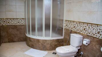 Combined shower/tub, free toiletries, hair dryer, bidet