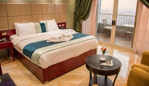 Minibar con artículos gratuitos, escritorio y cortinas blackout 