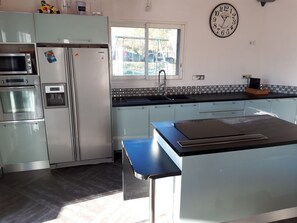 Refrigerador, microondas, horno, placa de cocina