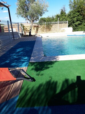 Una piscina al aire libre, una piscina climatizada