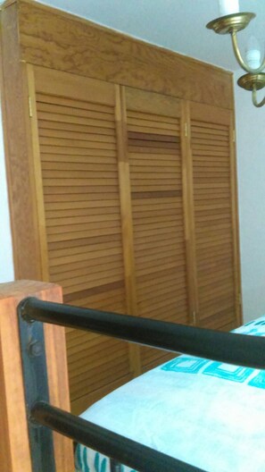 3 bedrooms, iron/ironing board, internet, bed sheets