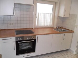 Kühlschrank, Ofen, Geschirrspüler, Wasserkocher mit Kaffee-/Teezubehör