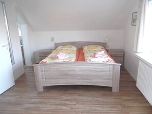 1 bedroom, travel cot, WiFi, bed sheets