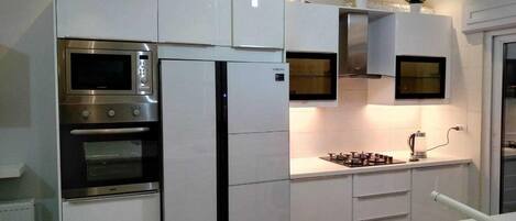 Full-sized fridge, microwave, oven, stovetop