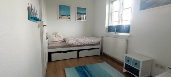 3 bedrooms, travel cot, WiFi, bed sheets