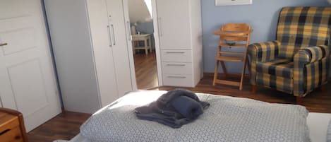 3 bedrooms, travel cot, WiFi, bed sheets