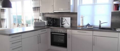 Réfrigérateur, four, lave-vaisselle, cafetière/bouilloire