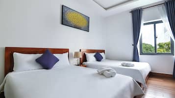 Minibar, escritorio, cortinas blackout y sistema de insonorización