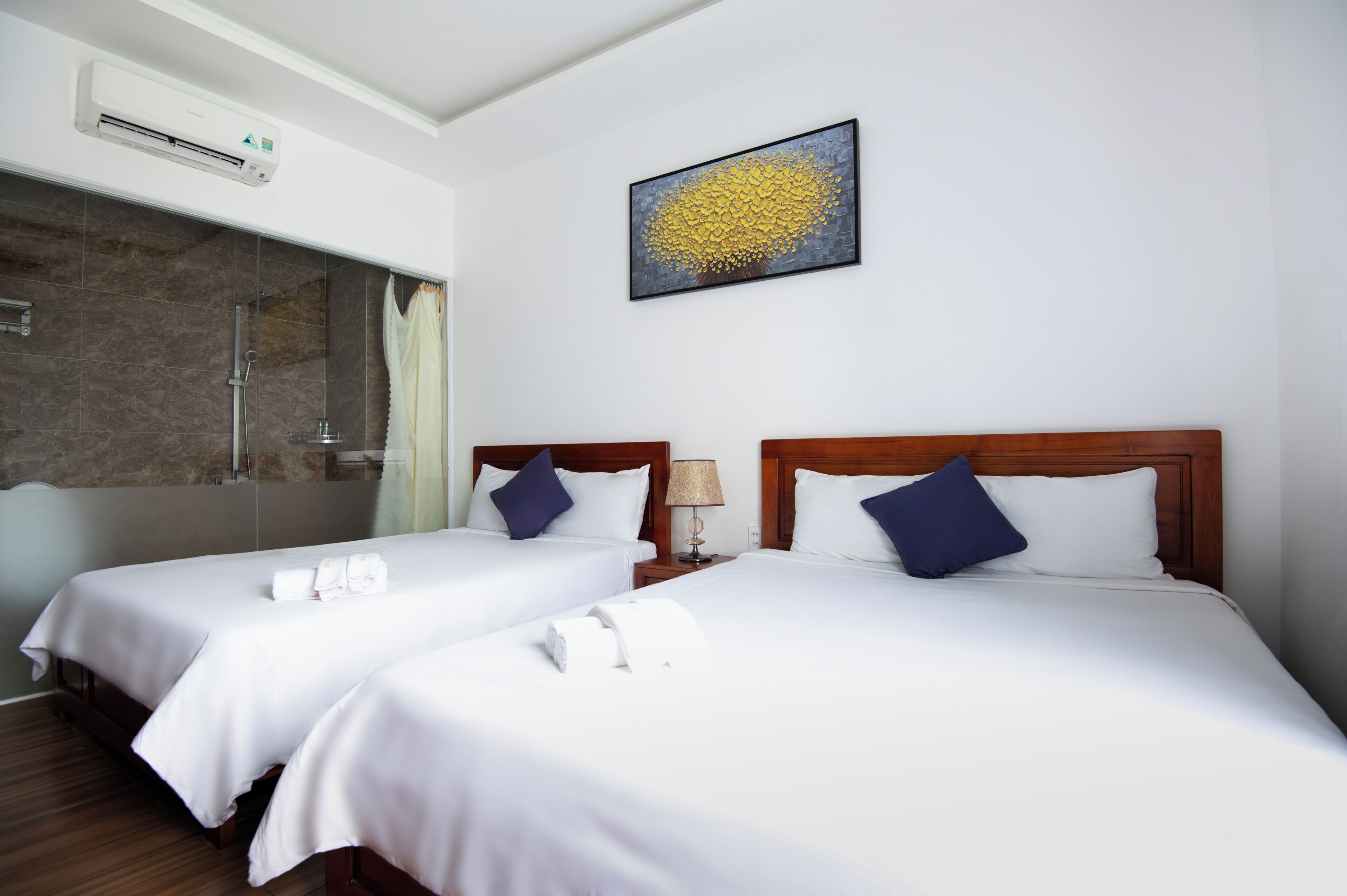 Minibar, escritorio, cortinas blackout y sistema de insonorización 