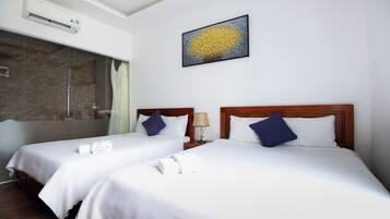 Minibar, escritorio, cortinas blackout y sistema de insonorización