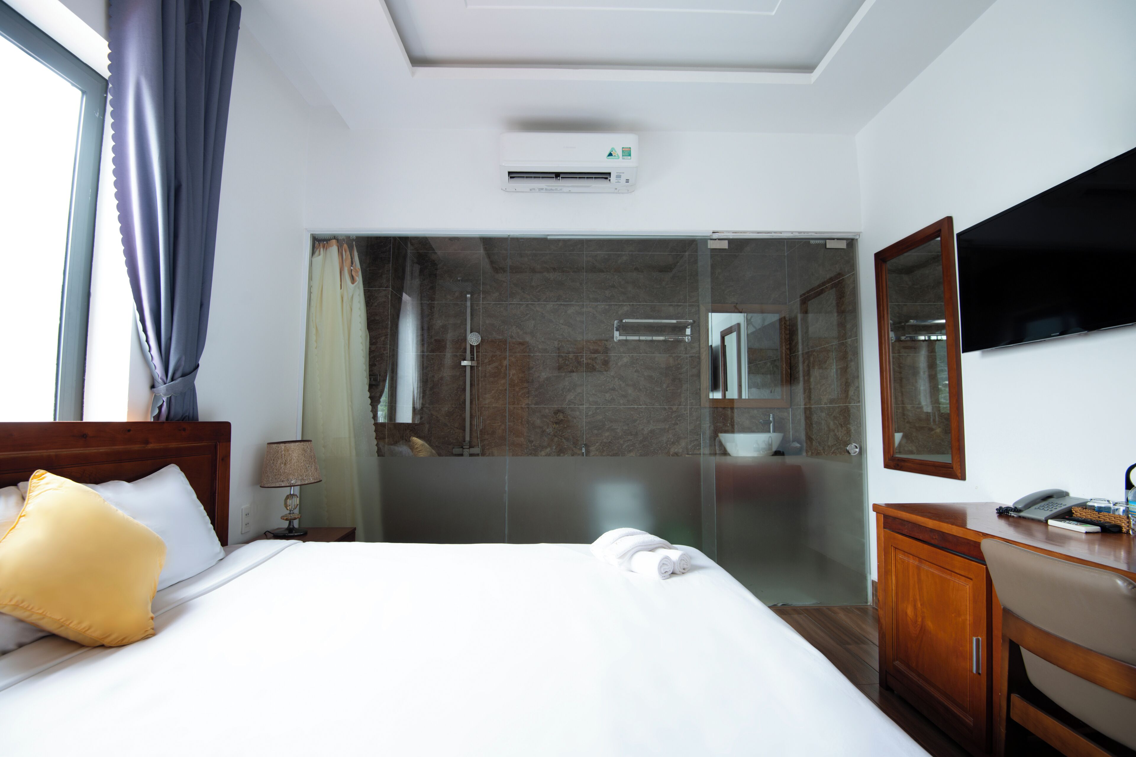 Family Room | Bathroom | Shower, hair dryer, slippers, bidet