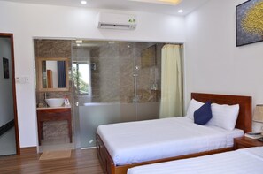 Minibar, Schreibtisch, Verdunkelungsvorhänge, schallisolierte Zimmer