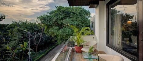 Premium-rum - balkong | Värdeförvaringsskåp på rummet, skrivbord och arbetsyta för laptop