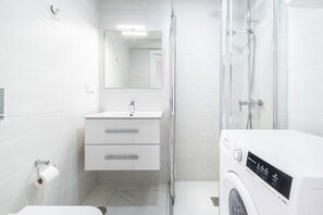 Shower, hair dryer, towels