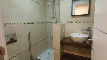 Dusj, håndklær, såpe og sjampo