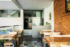 Dining - HOI AN HEART  LODGE - STUDIO ROOM + BALCONY + SWIMMING POOL (Hội An)