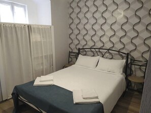 1 bedroom, iron/ironing board, WiFi - Old Town abesadze (Royal District Theater) (Tbilisi)