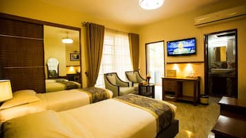 1 bedroom, Egyptian cotton sheets, premium bedding, down comforters