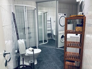 Dusche, Haartrockner, Handtücher, Seife