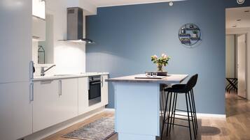 Een koelkast, een oven, een kookplaat, een vaatwasser