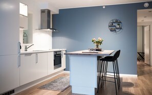 Een koelkast, een oven, een kookplaat, een vaatwasser