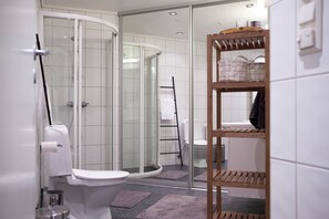 Een douche, een haardroger, handdoeken, zeep