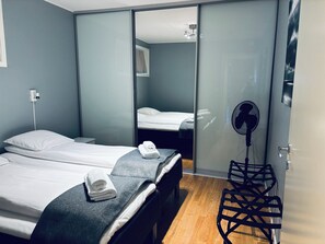 2 slaapkamers, een strijkplank/strijkijzer, reisbedje, gratis wifi