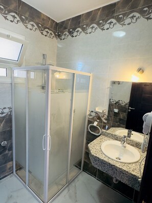 Combined shower/tub, free toiletries, towels