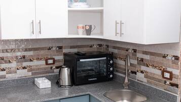 Geladeira, micro-ondas, fogão, cooktop