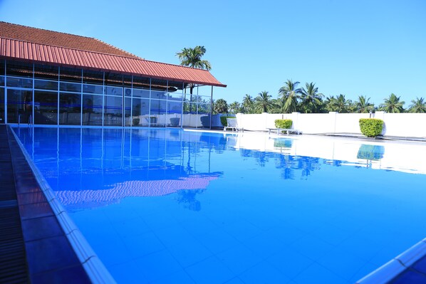 Outdoor pool - PJ Hotels Jaffna (Valikamam East)