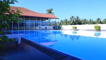 Una piscina al aire libre