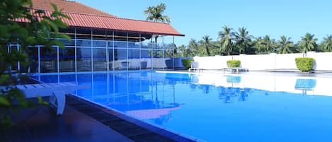 Una piscina al aire libre