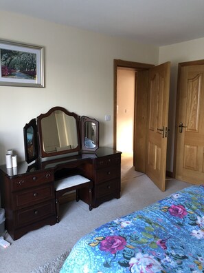 2 chambres, coffres-forts dans les chambres, bureau