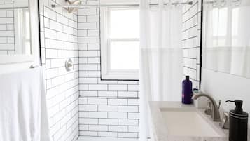 Douche, serviettes fournies, savon, papier toilette