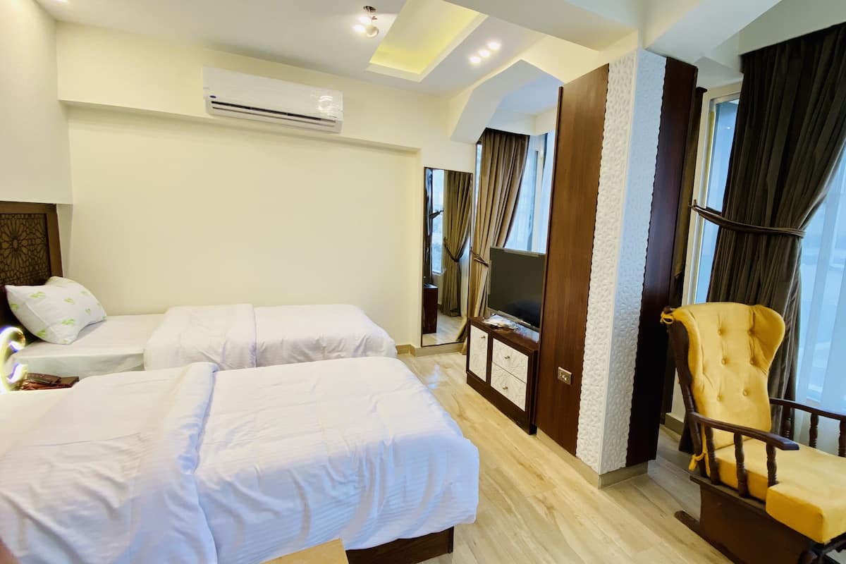 Habitación doble Deluxe, baño en la habitación, vista a la ciudad | Sábanas de algodón egipcio y ropa de cama de alta calidad
