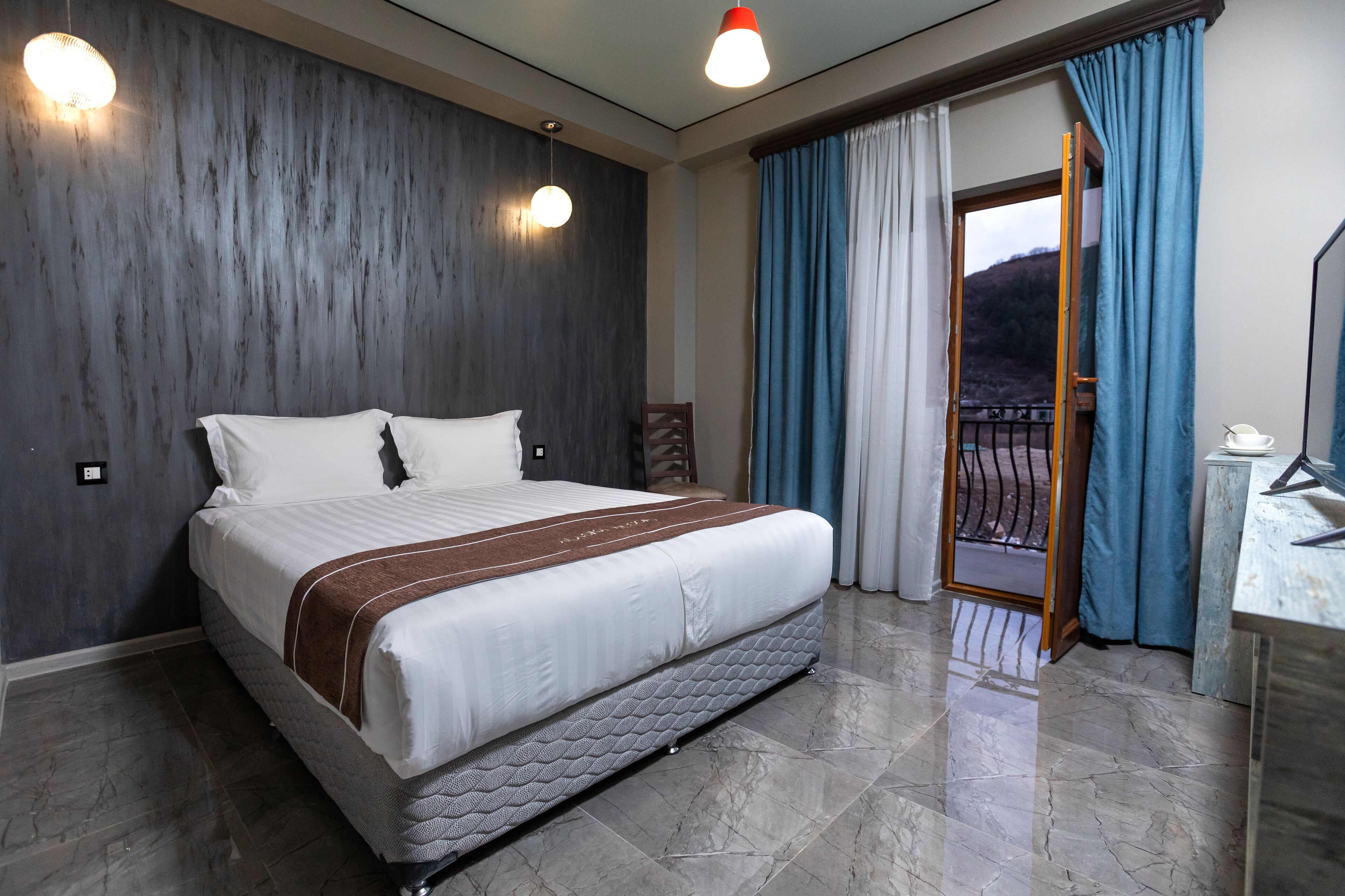 标准双人房 | 高档床上用  品、羽绒被、迷你吧、客房内保险箱