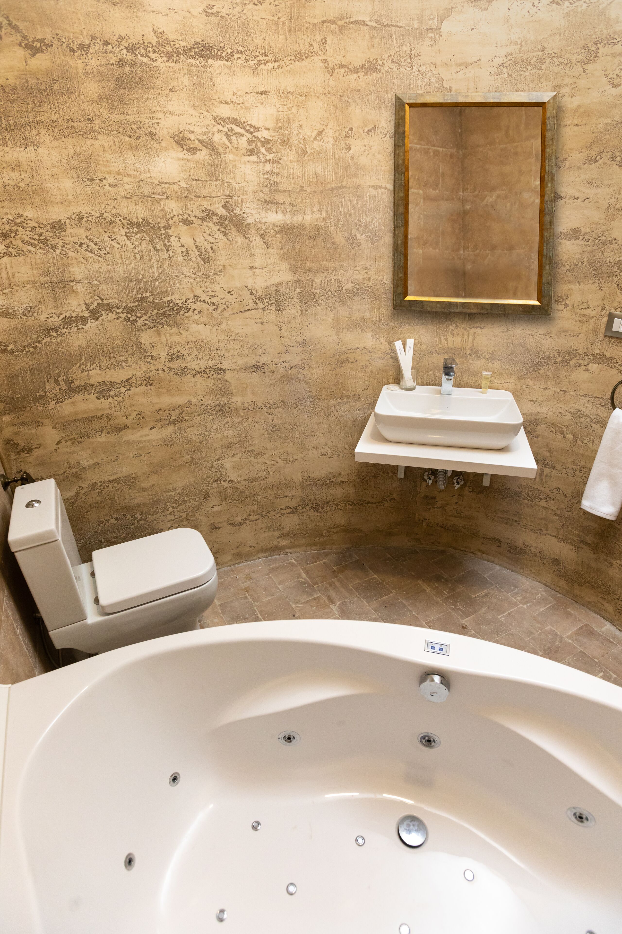Un baño con bañera, inodoro y lavabo.