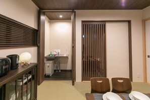 2 habitaciones, escritorio y espacio para trabajar con laptop 