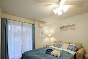 Bureau, espace de travail pour ordinateur portable, rideaux occultants