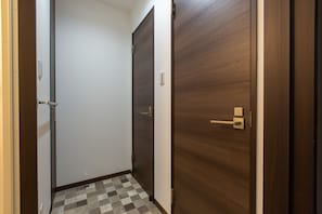 Separat badekar og bruser, gratis toiletartikler, hårtørrer, hjemmesko