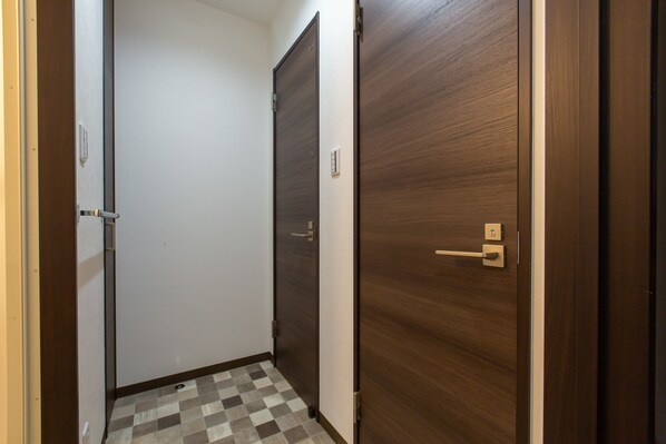 Separate tub and shower, free toiletries, hair dryer, slippers - Ryugu (Osaka)