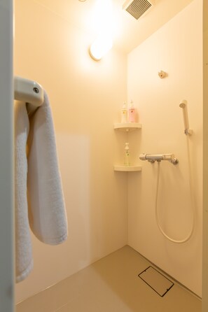 Separate tub and shower, free toiletries, hair dryer, slippers - Ryugu (Osaka)