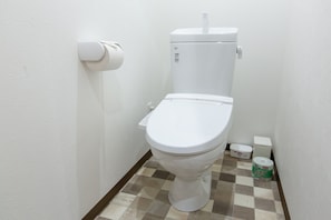 Separat badekar og bruser, gratis toiletartikler, hårtørrer, hjemmesko