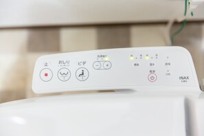 個別の浴槽とシャワー、バスアメニティ (無料)、ヘアドライヤー、スリッパ