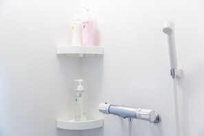 Separate bathtub and shower, free toiletries, hair dryer, slippers - Ryugu (Osaka)