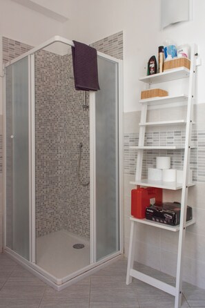 Bruser, hårtørrer, bidet, håndklæder