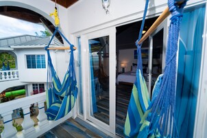 奢华客房 | 高档床上用品、羽绒被、迷你吧、客房内保险箱