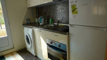 Fridge, oven, stovetop, coffee/tea maker