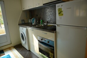 Réfrigérateur, four, plaque de cuisson, cafetière/bouilloire