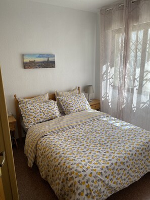 1 habitación, tabla de planchar con plancha y ropa de cama